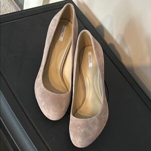 Geox Cream Heels with Rounded Toe and Elegant Design